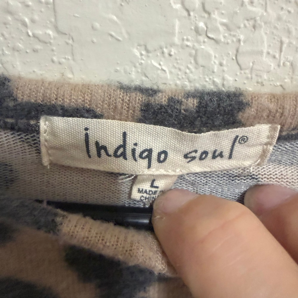 Indigo Soul Leopard Print Dolman Sleeve Knit Top Tan Gray Size Large RN 109224 - Picture 2 of 8